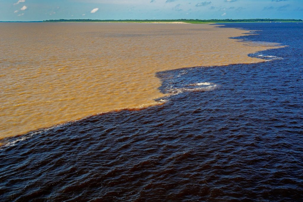 Pontos turísticos da região Norte do Brasil: Encontro das Águas - Amazonas | Crédito: Shutterstock