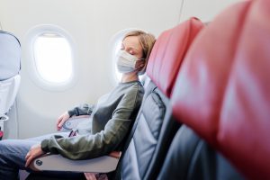 Tente se acomodar bem o suficiente para cochilar no avião e, assim, minimizar os efeitos do jet lag | Crédito: Shutterstock