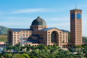 aparecida do norte shutterstock 1086495992 Lugares perto de São Paulo para conhecer: recorte do Santuário Nacional de Nossa Senhora Aparecida, em Aparecida do Norte | Crédito: Shutterstock