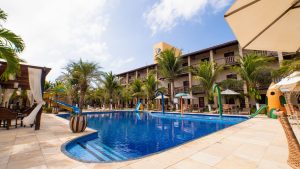 Hotéis pet friendly: uma das opções de lazer do Hotel Jangadas, em Águas Belas (CE), é relaxar na piscina | Crédito: Divulgação